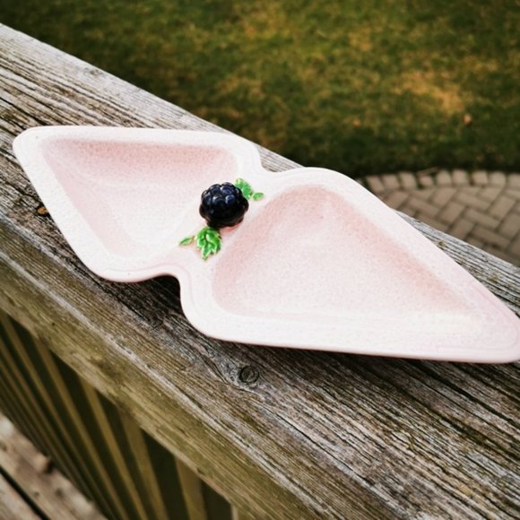 Vintage SylvaC Pottery Pink Triangular Dish with Blackberry Finial - Picture 6 of 16